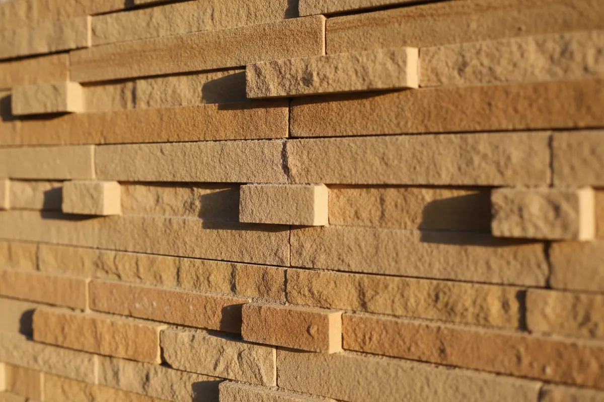 Close-up of thin-coursed sandstone masonry in the Crab Orchard style, laid in flat horizontal courses