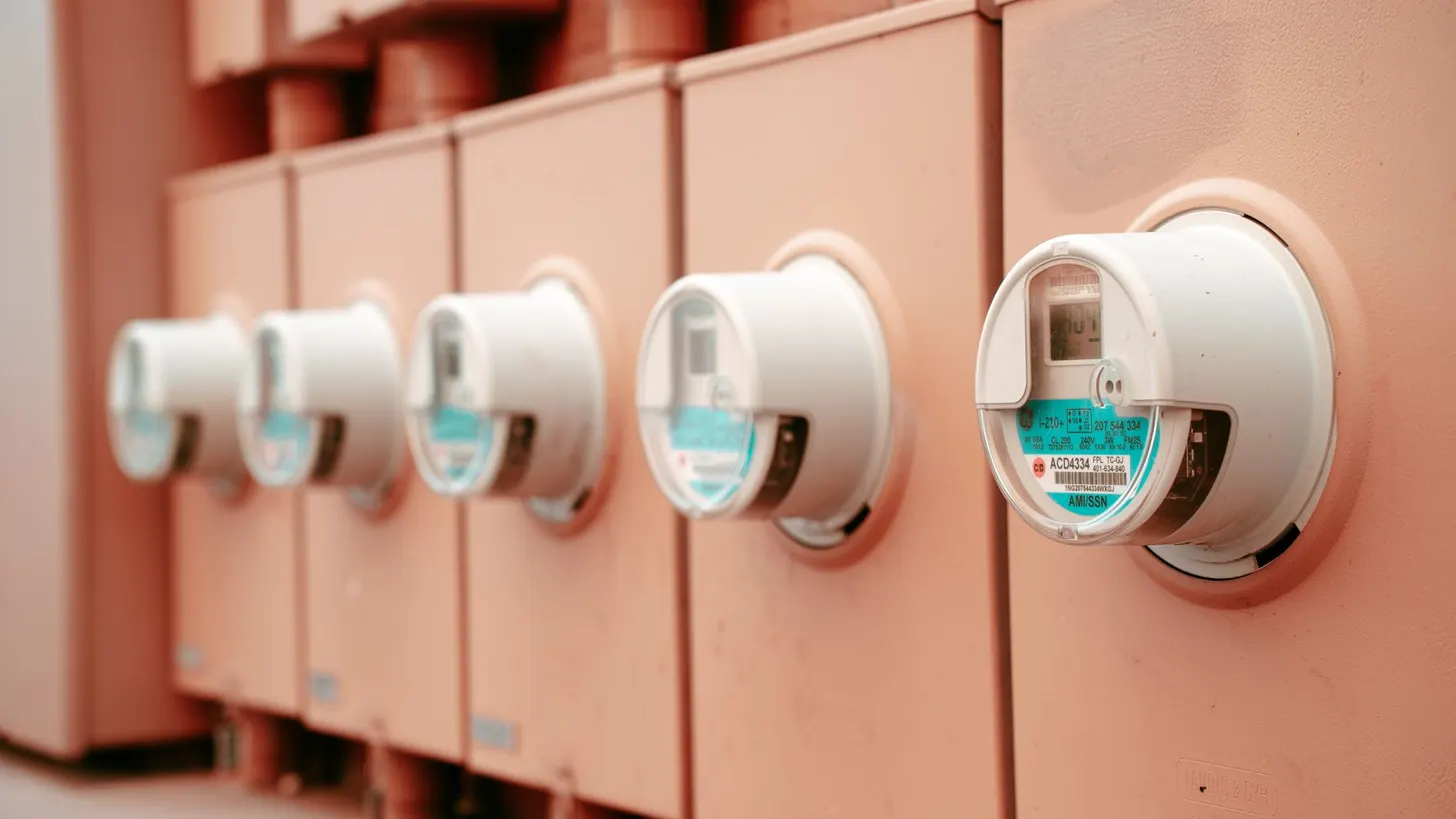 Net metering policy risk solar loan valuation: state rules shift, SunRaise Capital